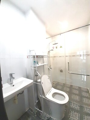 Shower, free toiletries, hair dryer, slippers - Ba Sao Hotel - Hostel (Nha Trang)