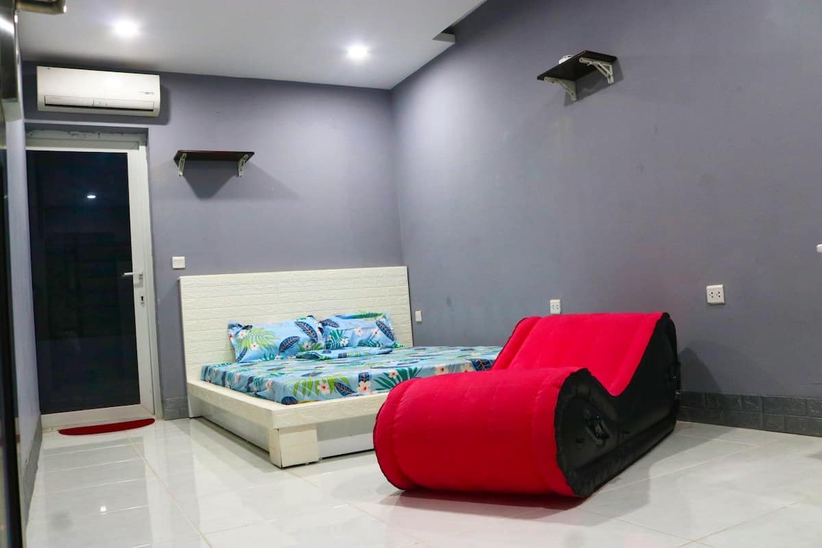 Laptop workspace, soundproofing, iron/ironing board, free WiFi