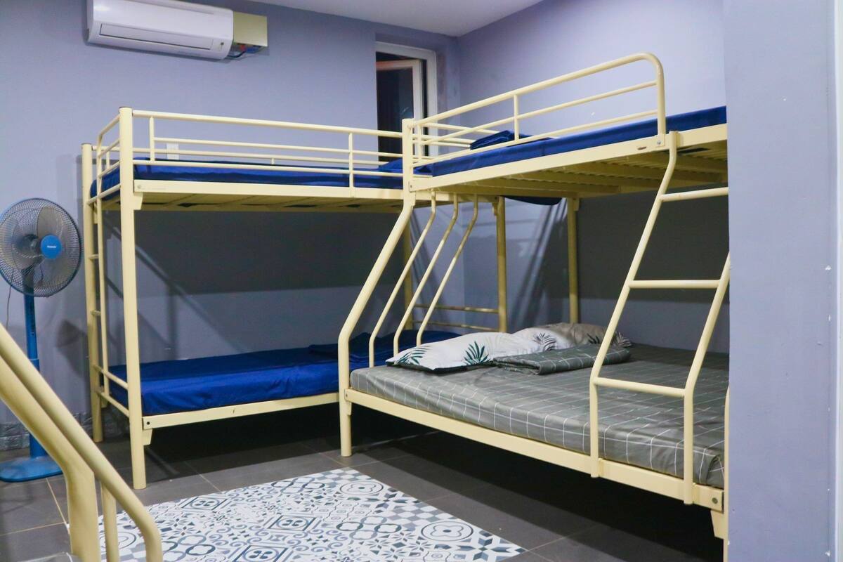 Felles sovesal, for menn og kvinner (Double Bed) | Skrivebord for bærbar PC, lydisolert og strykejern/-brett