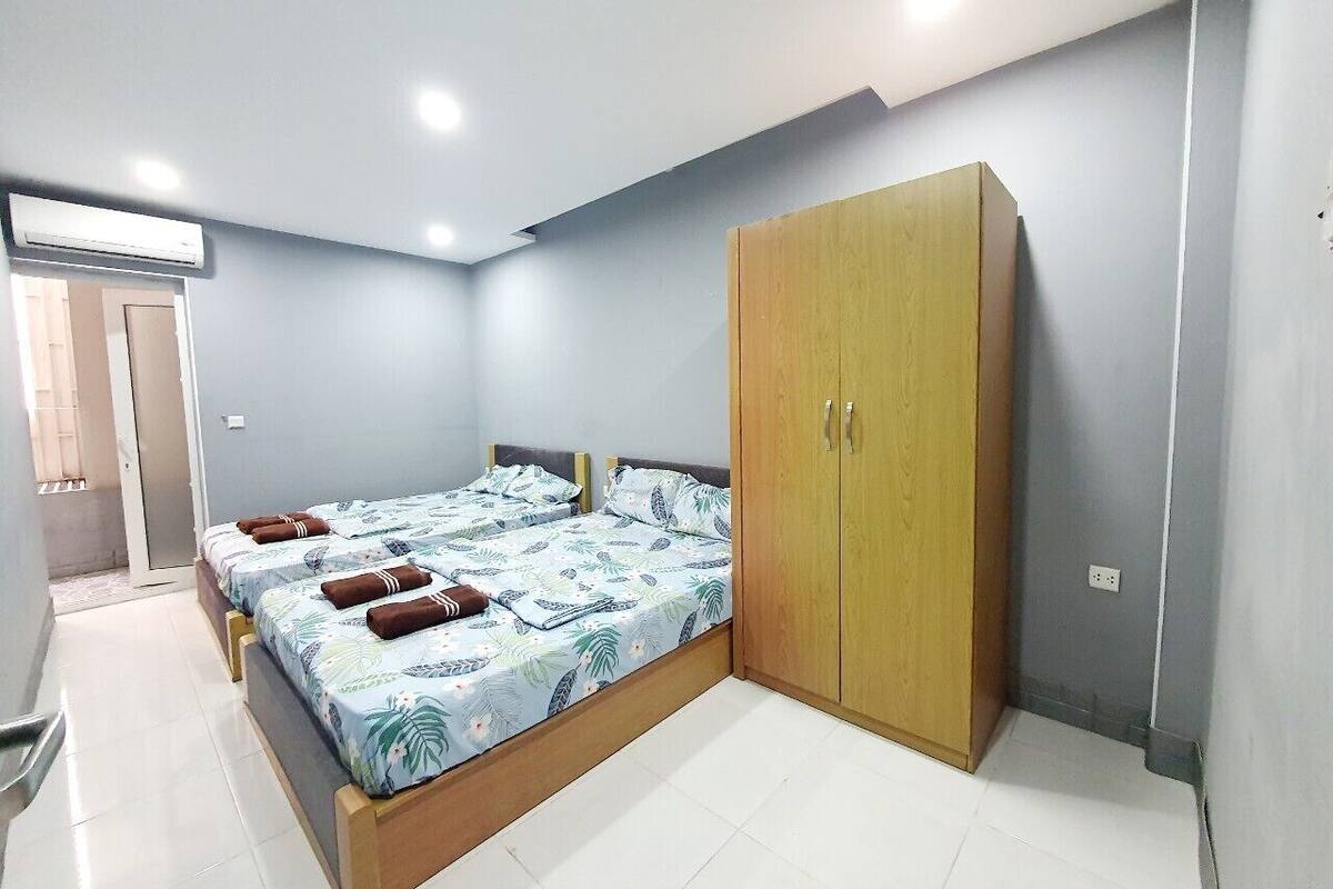 Bloodstone Room | Laptop workspace, soundproofing, iron/ironing board, free WiFi