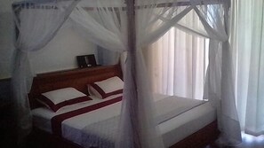 Espacio para trabajar con laptop y tabla de planchar con plancha