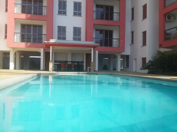 Una piscina al aire libre