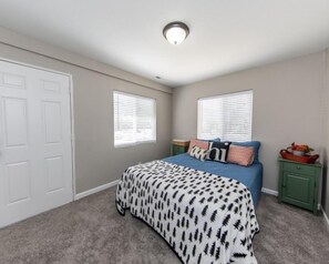 4 bedrooms, desk, free WiFi - Hwy 24 Unit 1A (Cascade)
