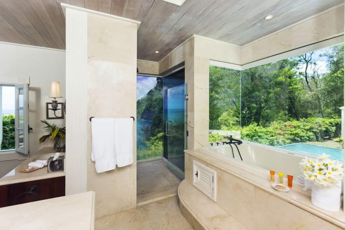 Quarto casal superior, 1 cama King, piscina particular | Banheiro | Chuveiro/banheira combinados, produtos de toalete grátis