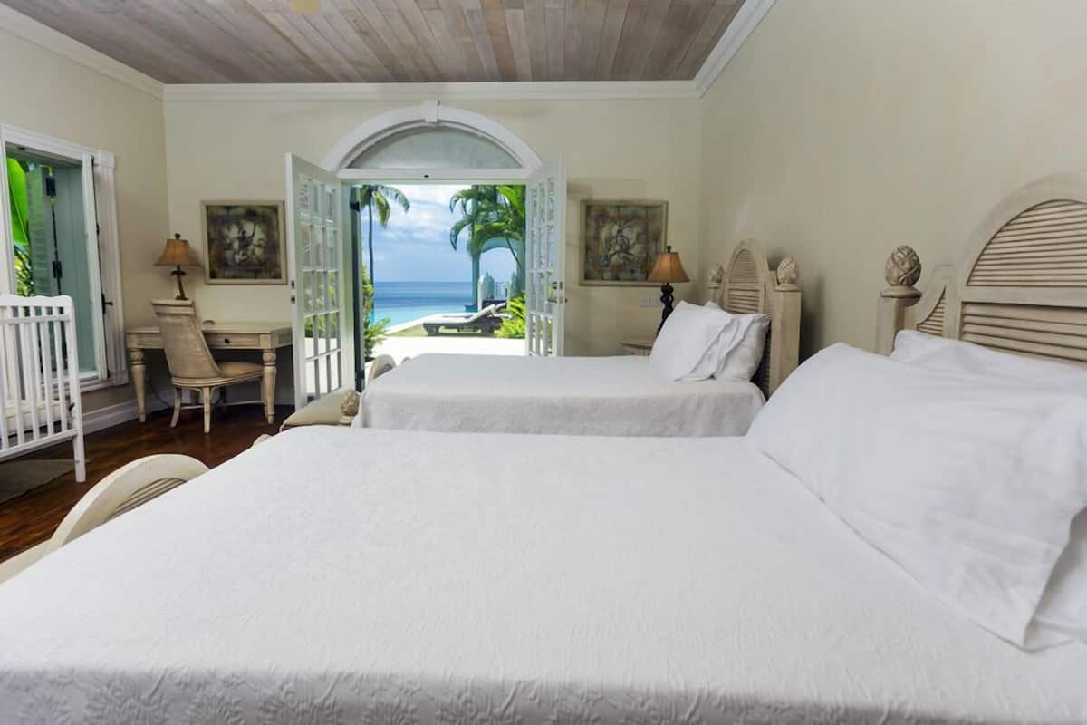 Quarto casal | Cofres nos quartos, individualmente decorados