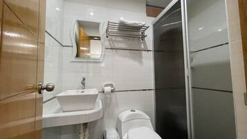 Kahden hengen comfort-huone | Kylpyhuone | Suihku, pyyhkeet, saippua, vessapaperi