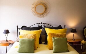 Decoración personalizada, muebles diferentes y cortinas blackout 