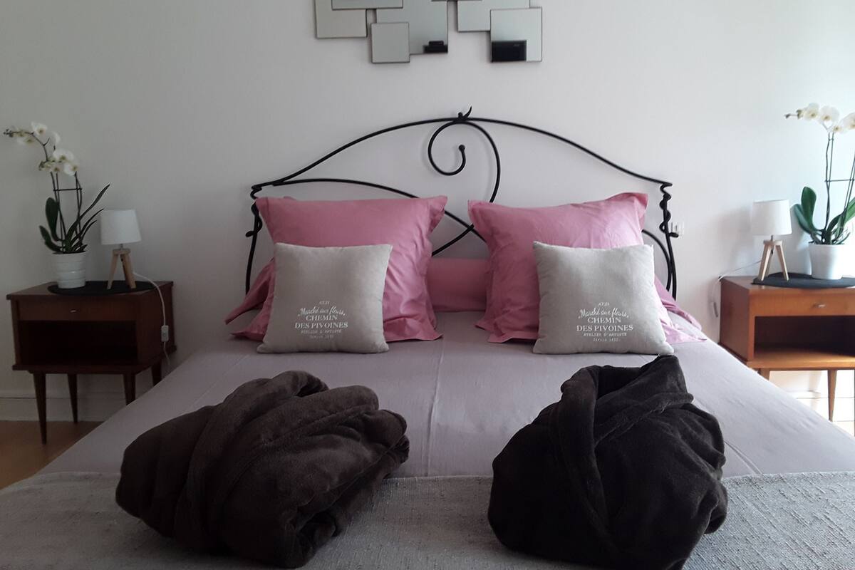 Kamar Double (Refuge) | Tirai kedap cahaya, setrika/meja setrika, dan Wi-Fi gratis
