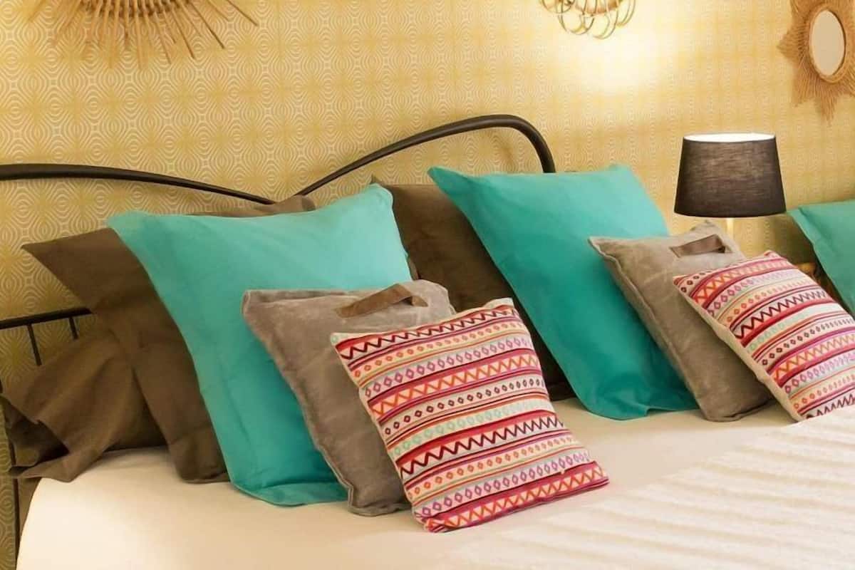 Habitación cuádruple (Nid) | Decoración personalizada, muebles diferentes y cortinas blackout