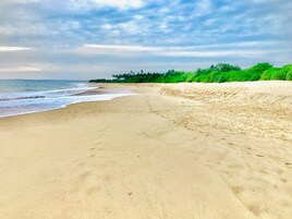 Una playa cerca, arena blanca, toallas de playa