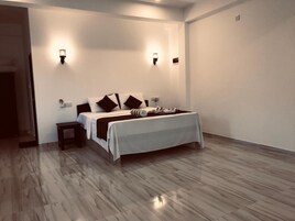 Minibar, escritorio y wifi gratis 