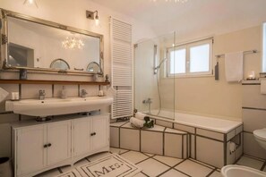 Bañera, secador de pelo, bidet, toallas