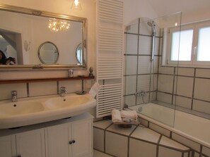 Bathtub, hair dryer, bidet, towels