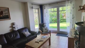 Een televisie en een open haard