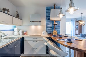 Een koelkast, een magnetron, een oven, een vaatwasser
