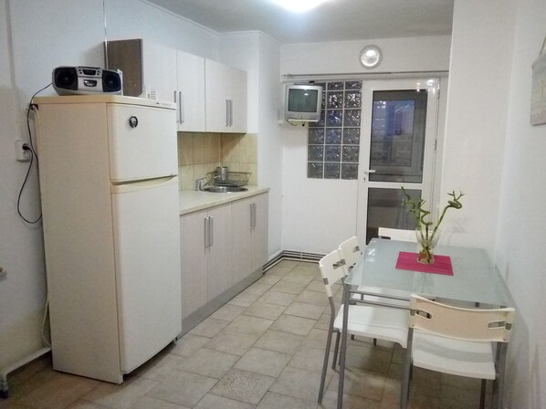 CafetiĂšre/bouilloire, batterie de cuisine, vaisselle et ustensiles