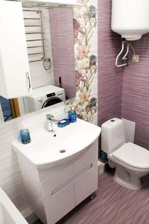 Apartment | Badezimmer | Badewanne, Haartrockner, Handtücher