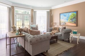 Living area - Hen Haven Country House (Langley)