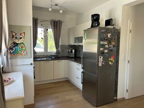 Réfrigérateur, four à micro-ondes, un four, surface de cuisson