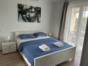 3 chambres, coffres-forts dans les chambres, bureau, lit parapluie