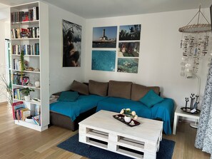 Smart-TV, Kamin, Bücher