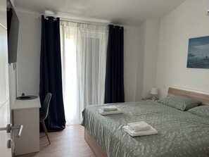 3 bedrooms, in-room safe, desk, travel crib