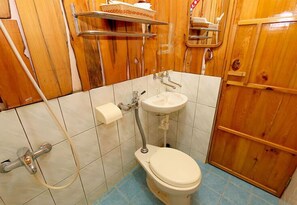 Traditional-Vierbettzimmer | Badezimmer | Dusche, kostenlose Toilettenartikel, Haartrockner, Hausschuhe