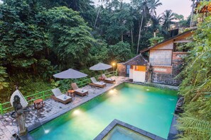 Outdoor pool, pool umbrellas - Ani's Villas (Ubud)