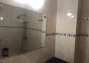 Family Room | Bathroom | Shower, free toiletries, hair dryer, slippers - Cat Ba Rustic Inn Hotel (Hai Phong)