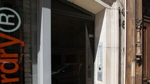 Une devanture de magasin avec une porte vitrée et une enseigne indiquant « Superdry ».