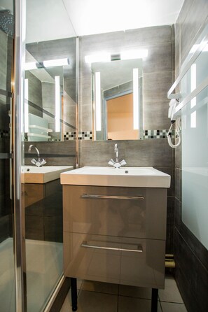 Hair dryer, towels, soap, shampoo - Cocoon Stanislas in a very central calm (nancy)