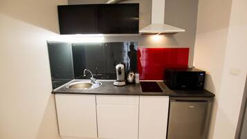 Geladeira, micro-ondas, fogão, cooktop