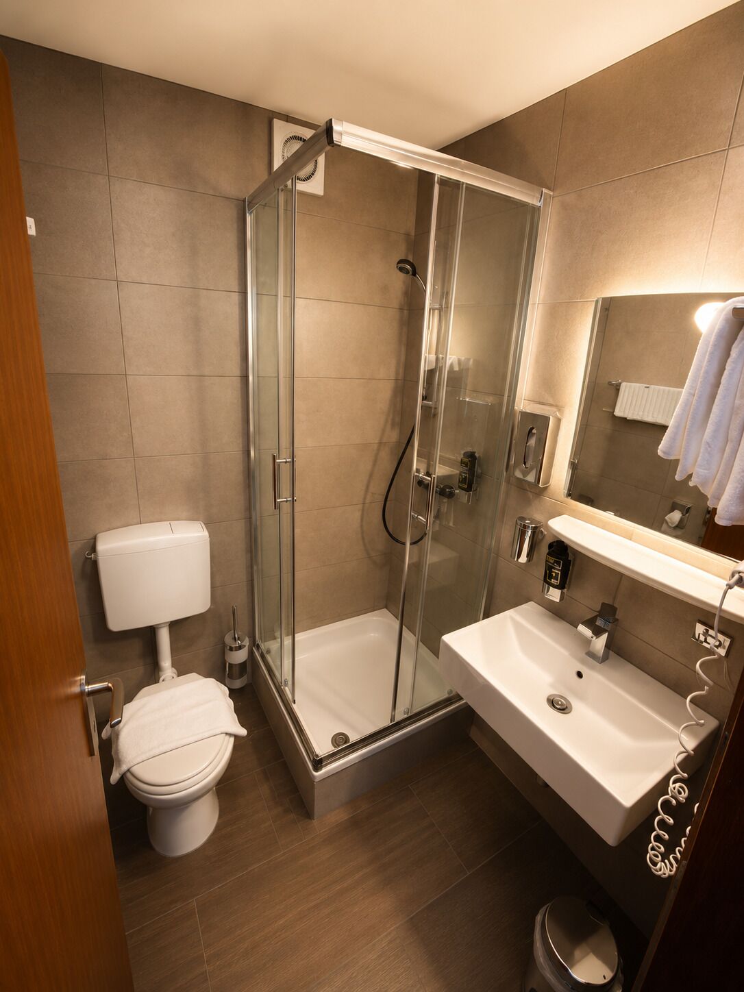Ducha, artículos de higiene personal gratuitos y secador de pelo