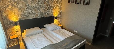 Ropa de cama hipoalergénica, escritorio y cunas gratuitas