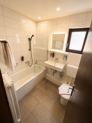 Shower, free toiletries, hair dryer, towels - Parkhotel Lindenhof (Offenbach am Main)