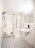 Ducha, artículos de tocador gratuitos, secador de pelo, toallas