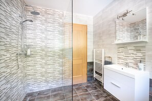 Departamento, 2 habitaciones | Baño | Regadera, secadora de cabello, pantuflas, toallas 