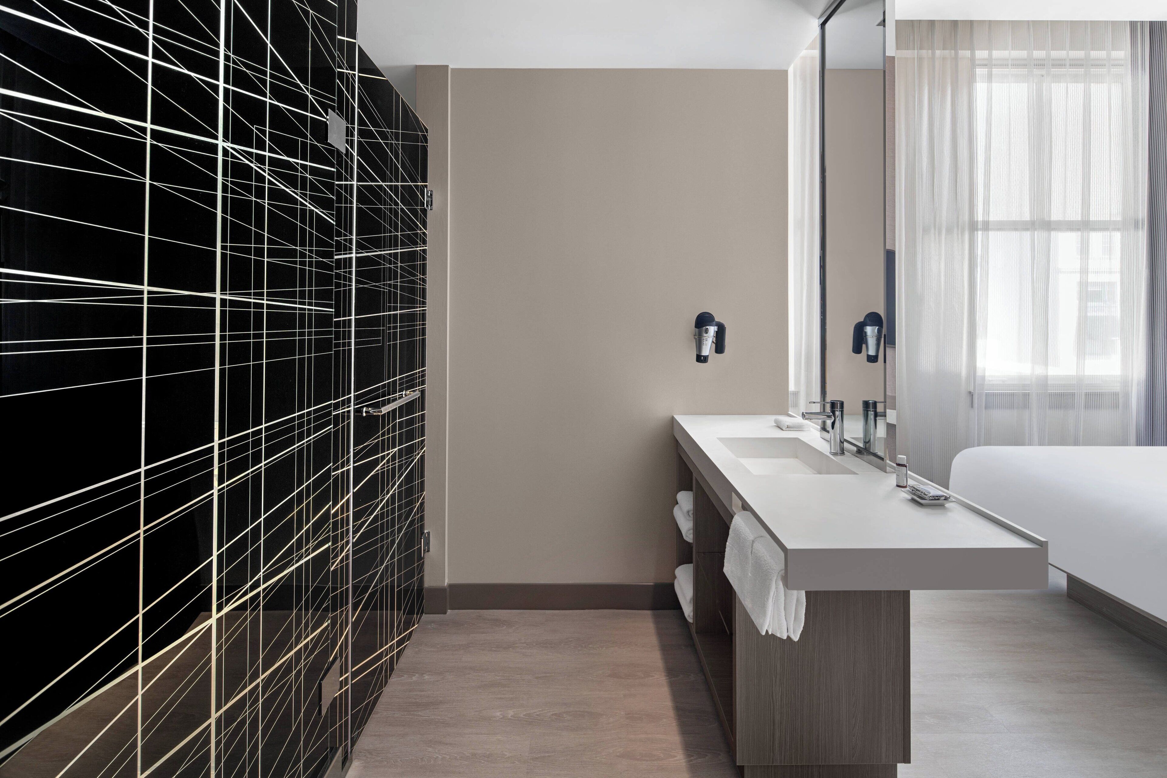 Dusj, regndusjhode, toalettartikler (inkludert) og hårføner