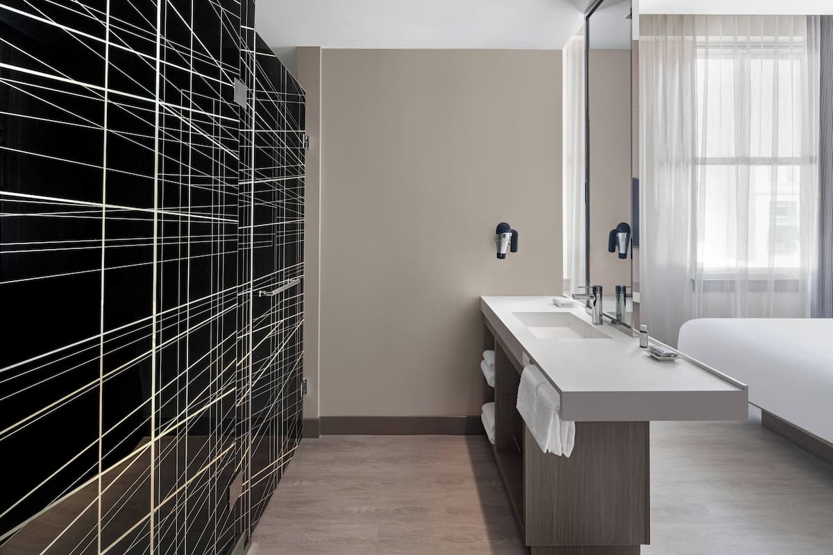 Dusj, regndusjhode, toalettartikler (inkludert) og hårføner