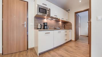 Fridge, stovetop, electric kettle, cookware/dishes/utensils