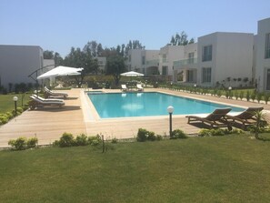 Outdoor pool, pool umbrellas, sun loungers - BO073 by villaofsummer (Mugla)