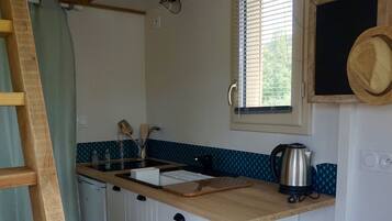 Réfrigérateur, four, plaque de cuisson, cafetière/bouilloire