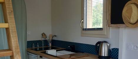 Fridge, oven, stovetop, coffee/tea maker