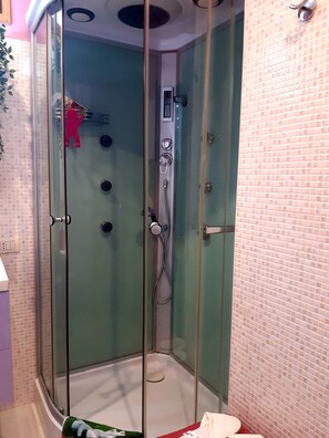 Shower, hair dryer, bidet, towels - In the heart of the historic center (Cagliari)