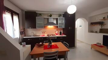 Frigorifero, microonde, forno, piano cottura