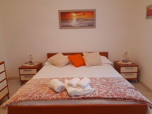 1 Schlafzimmer, Zimmersafe, Schreibtisch, Bügeleisen/Bügelbrett