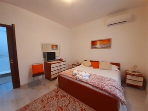 1 bedroom, in-room safe, desk, iron/ironing board - In the heart of the historic center (Cagliari)