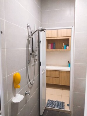 Departamento, 3 habitaciones | Baño | Regadera, bidet, toallas, jabón
