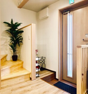 Interior entrance - Asahi Kasumi Villa (Osaka)