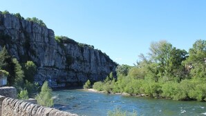 Un río con un risco rocoso y árboles.